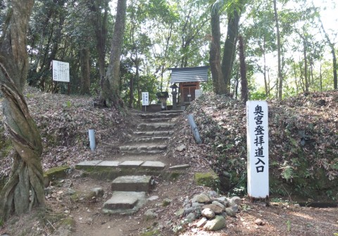 奥宮登拝道（本殿脇）